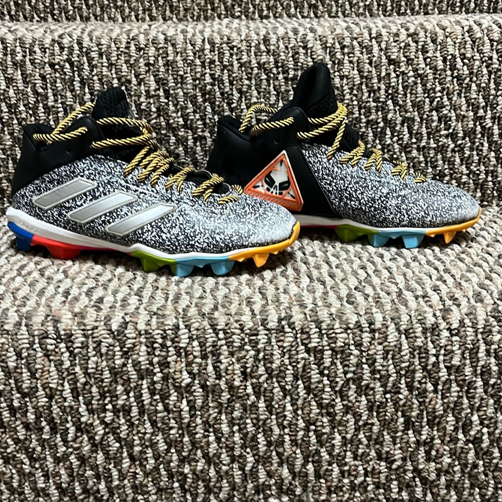 Adidas boys football cleats youth size 6 gently worn like new.